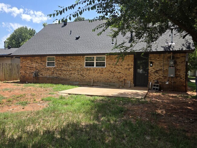 Building Photo - 641 Redstone Ave