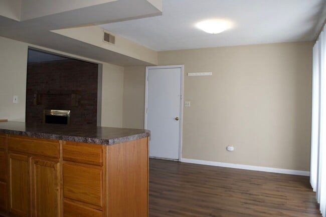 Building Photo - Nice 3 Bedroom 2.5 Bathroom Townhome