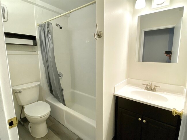 Building Photo - 573 Broad St