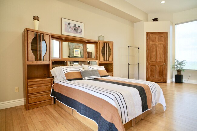 Building Photo - Mountain and City Views from this Furnishe...