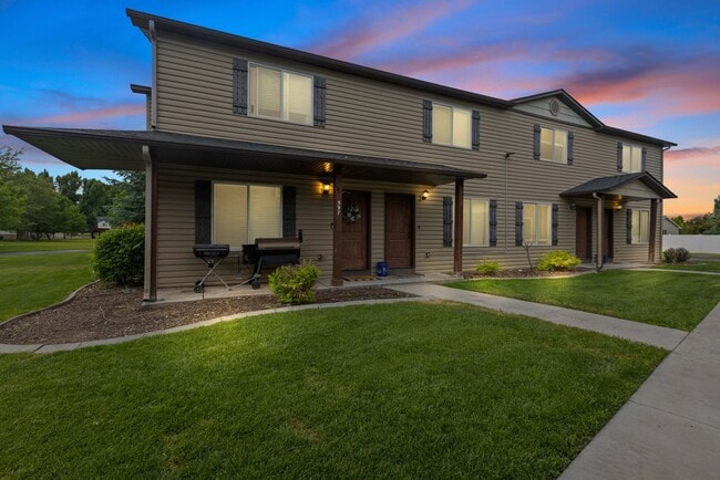 Primary Photo - DARLING - 2 Bed 1.5 Bath Townhome in the M...