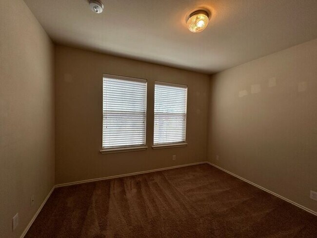 Building Photo - Spacious 3-Bedroom Home in a Convenient Lo...