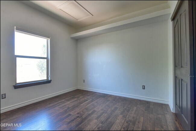 Building Photo - 5649 Valley Maple Dr