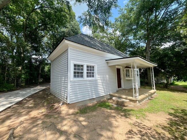 Building Photo - 3/2  Renovated House off West Broad Street!