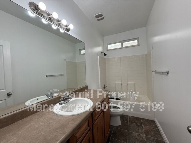 Building Photo - 732 Skipton Dr W