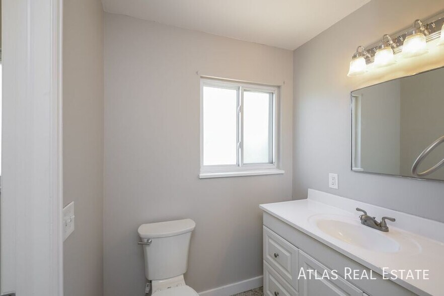 Building Photo - 730 S Oakland St