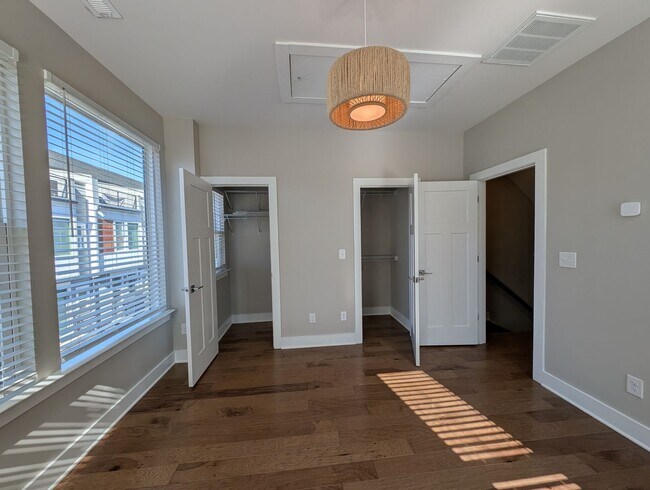 Building Photo - End-unit townhome in Bryant Park Terrace! 2-beds, 2-full baths, and 2-half baths.