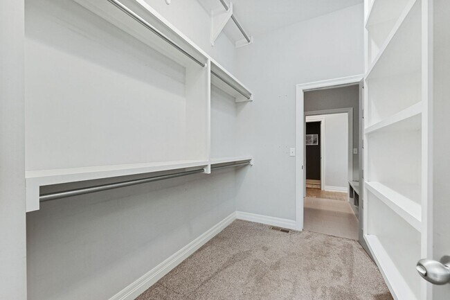 Building Photo - Luxury Home - Month-to-Month or 6-month Le...