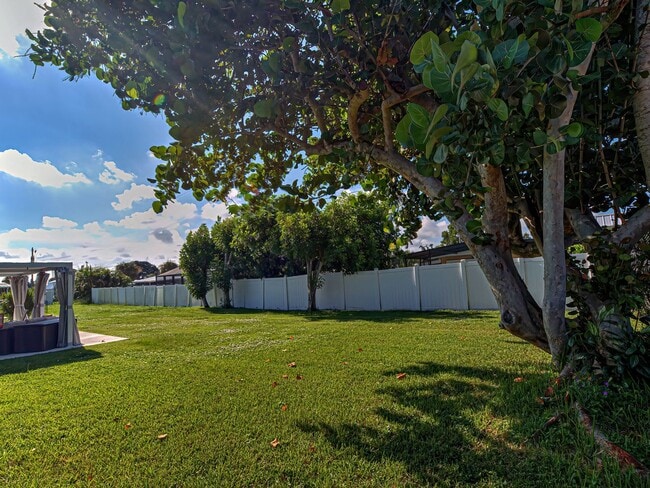 Building Photo - Seasonal Rental Near Venice – Pet-Friendly...