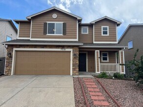 Building Photo - Everything you need! 3 bed/2.5 bath, 2-car garage