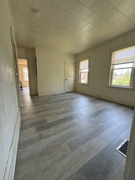 Building Photo - 10 S Kimball St