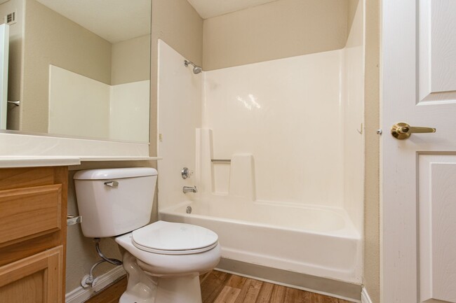 Building Photo - 2 bedroom in gated community with pool/spa...