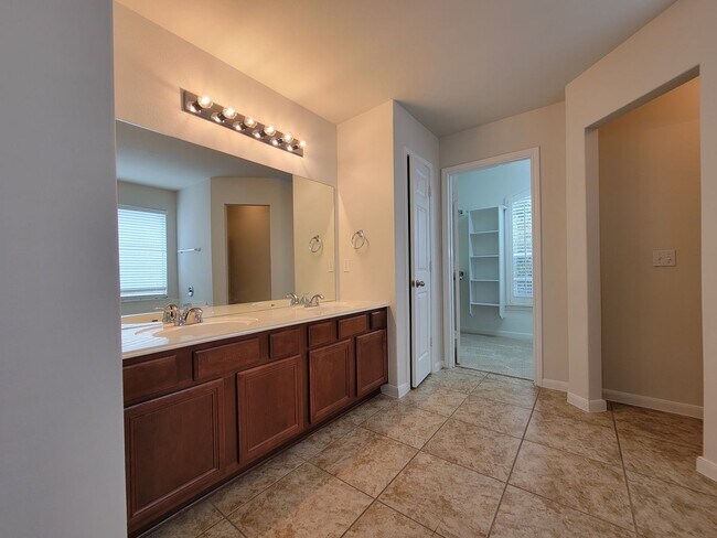 Building Photo - Charming & Spacious 4/BR 3/BR Home – Pet F...