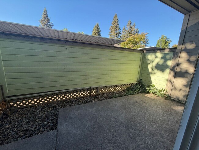 Building Photo - Beautiful 2 bedroom 1 bath Available today! Apply today!