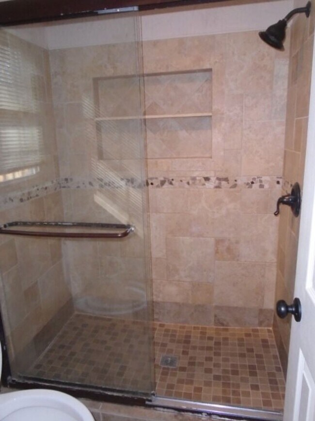 Building Photo - 3 Bedroom 2 Full Bathroom, Brick, Tri-Level Home in Mill Creek Farms Available Now!