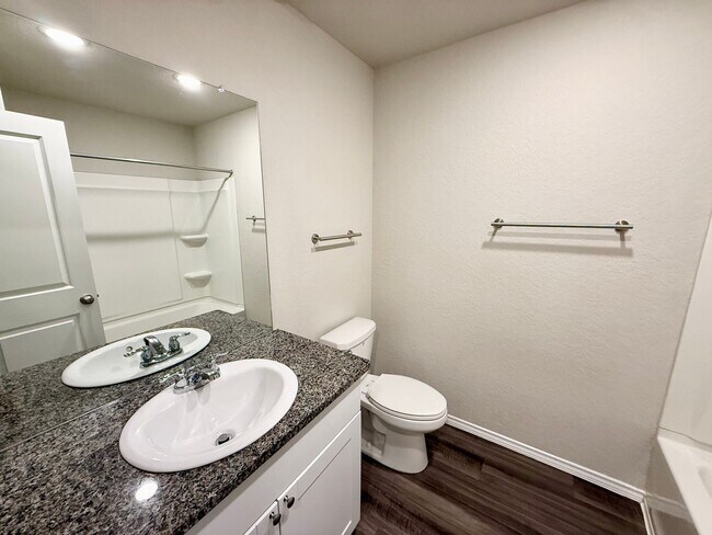 Building Photo - Gorgeous 3-bedroom, 2 Bathroom, Minutes from Randolph AFB