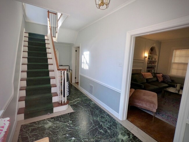 Building Photo - 9/1 Beautiful Hidden GEM. 2 Blocks from Wa...