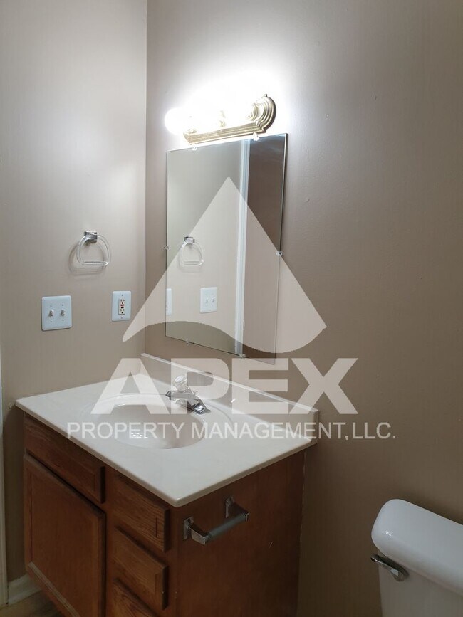 Building Photo - MOVE-IN SPECIAL, $1 RENT!! - NICE 3 Bd | 2 Ba Top Floor Condo in West Knoxville!