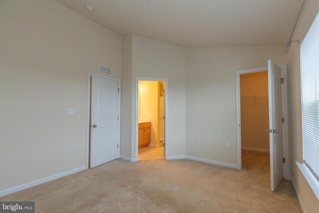 Building Photo - 440 Rumbling Rock Rd