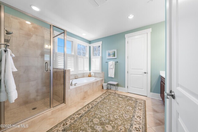 Building Photo - 2537 St James Dr SE