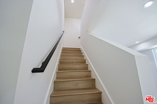 Building Photo - 10803 Kling St