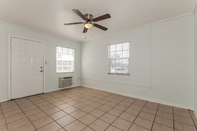 Building Photo - "Charming 2-Bed Oasis in Lake Wales - Cozy 624 Sq Ft Haven!"