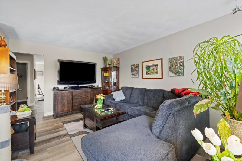 Building Photo - 6301 Frankn Dot Dr