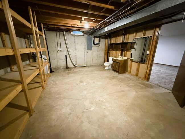 Building Photo - 4 bedroom home with 2 Garages, Finished Basement & Fenced Yard