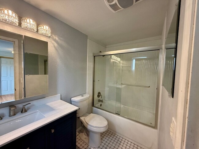 Building Photo - White Center Home