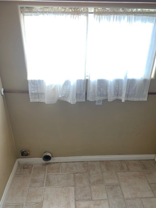 Building Photo - 9805 Paper Moon Way