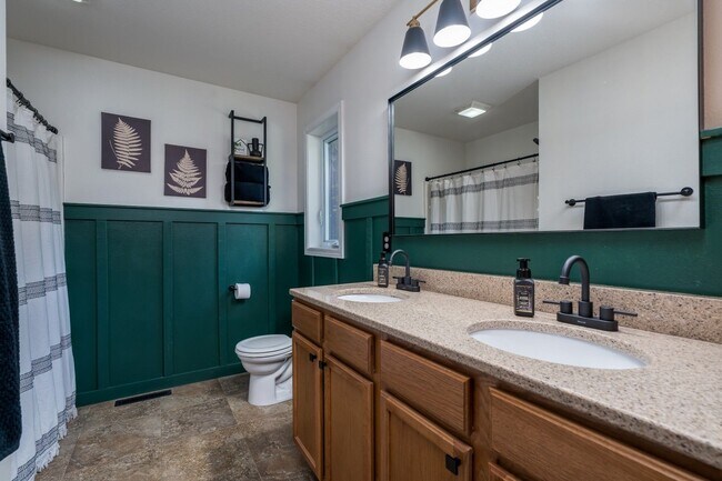 Building Photo - Stunning rambler on Tanager Road!