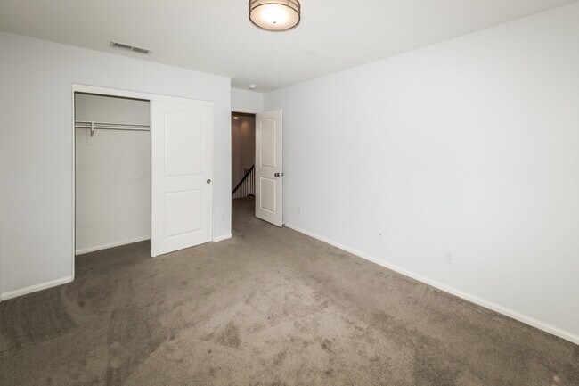 Building Photo - 1460 Mockingbird Ct