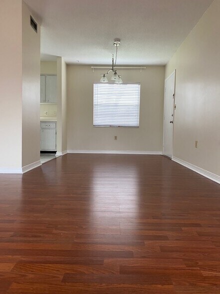 Building Photo - 6965 Avenue des Palais