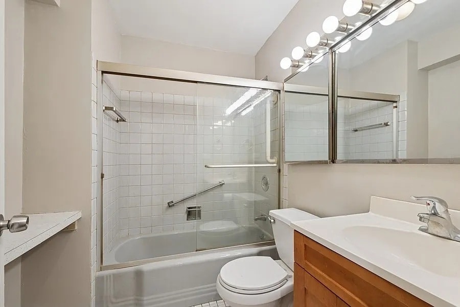 Building Photo - 5701 N Sheridan Rd