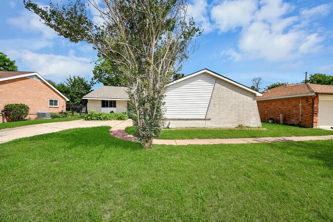 Building Photo - 4710 Lotus St