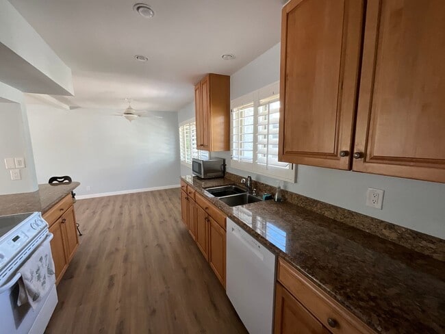 Building Photo - Beautiful condo in Palm Springs