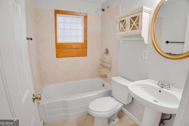 Building Photo - 695 Trout St