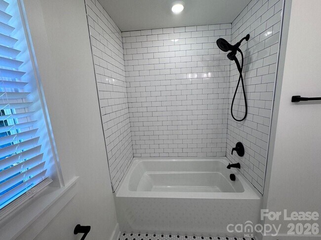 Building Photo - 549 Manhasset Rd
