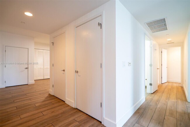 Building Photo - 1010 Brickell Ave