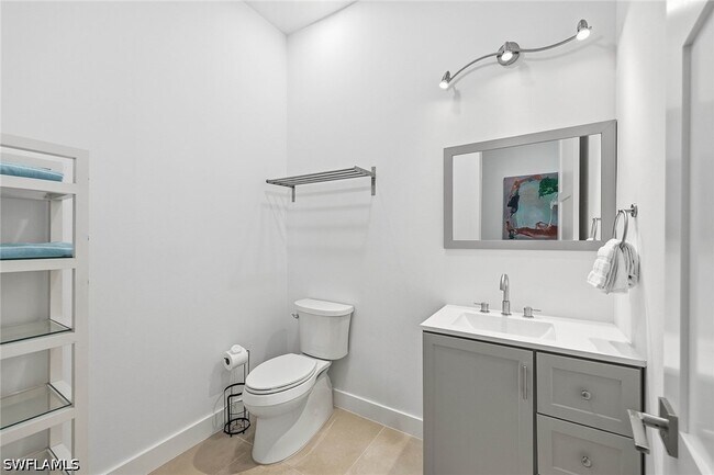 Building Photo - 1232 Royal Palm Dr