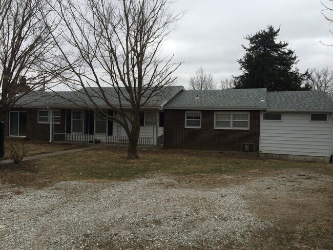 Building Photo - 5 Bedroom, 2.5 bath house with detached large garage.