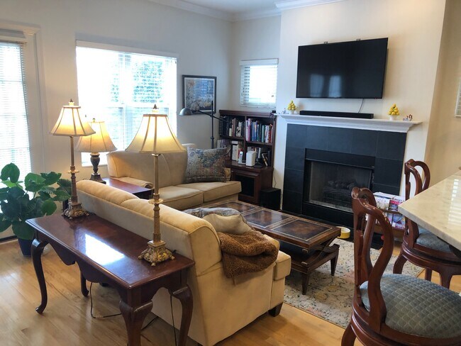 Fanily Room - 1604 W Edgewater Ave