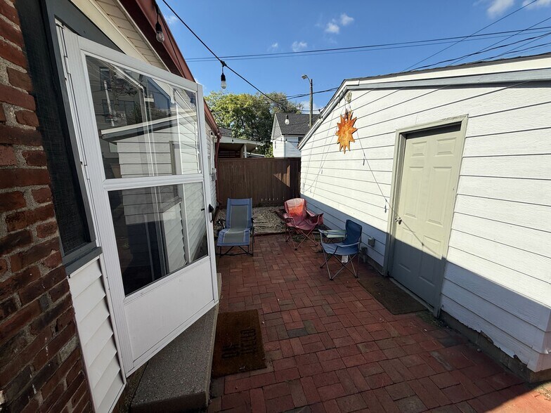 Building Photo - 930 Lexington Ave