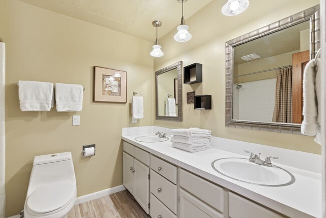 Building Photo - 8682 Alpen Cir