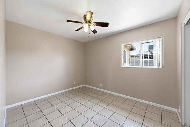 Building Photo - Centrally Located Townhome