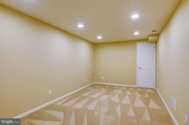 Building Photo - 45 Lockwood Dr