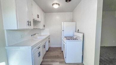 Building Photo - Pine