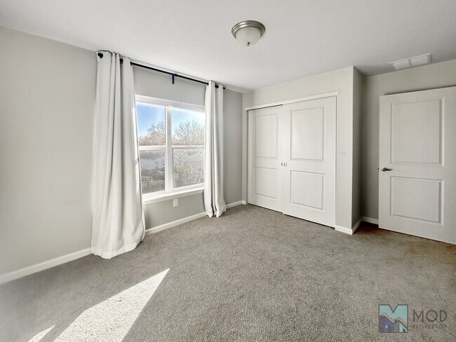 Building Photo - $0 DEPOSIT OPTION. SPACIOUS 4-BEDROOM, 3.5...