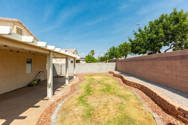 Building Photo - Single story 3 bedroom home in a lovely NW community