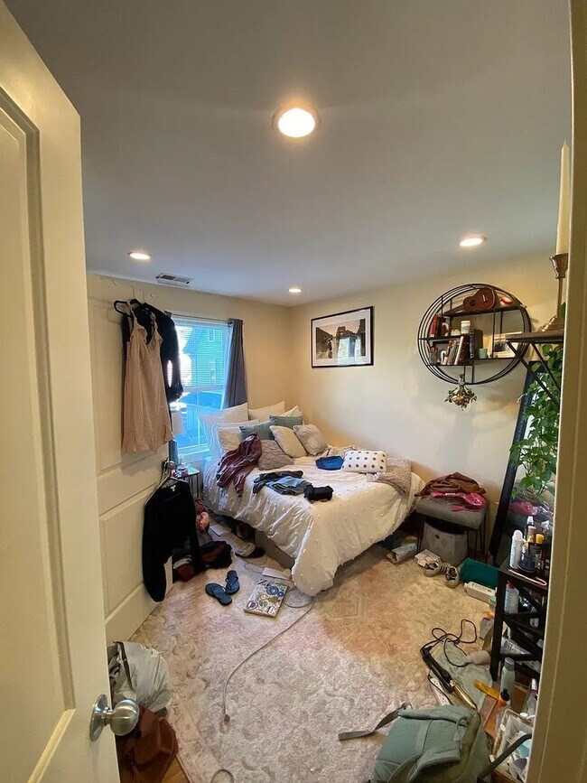 Building Photo - No Brokers Fee, No Security Deposit, In-Unit Washer and Dryer, Central Heat/AC, One Parking is In...